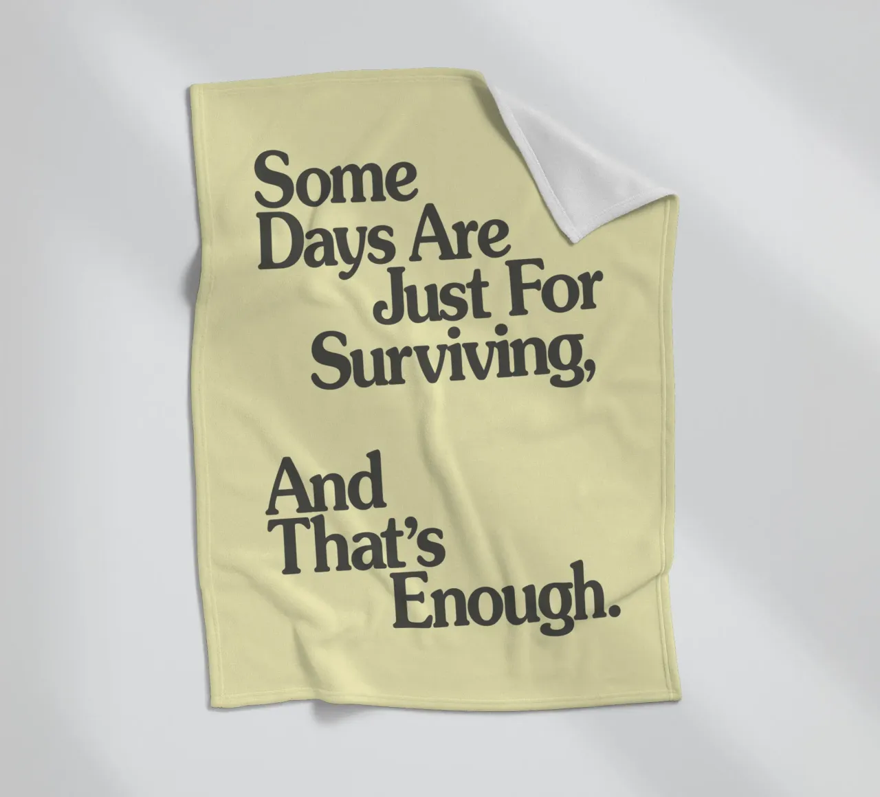 Alcuni giorni servono solo per sopravvivere, e questo è sufficiente. coperta in pile da THE MOTIVATED TYPE