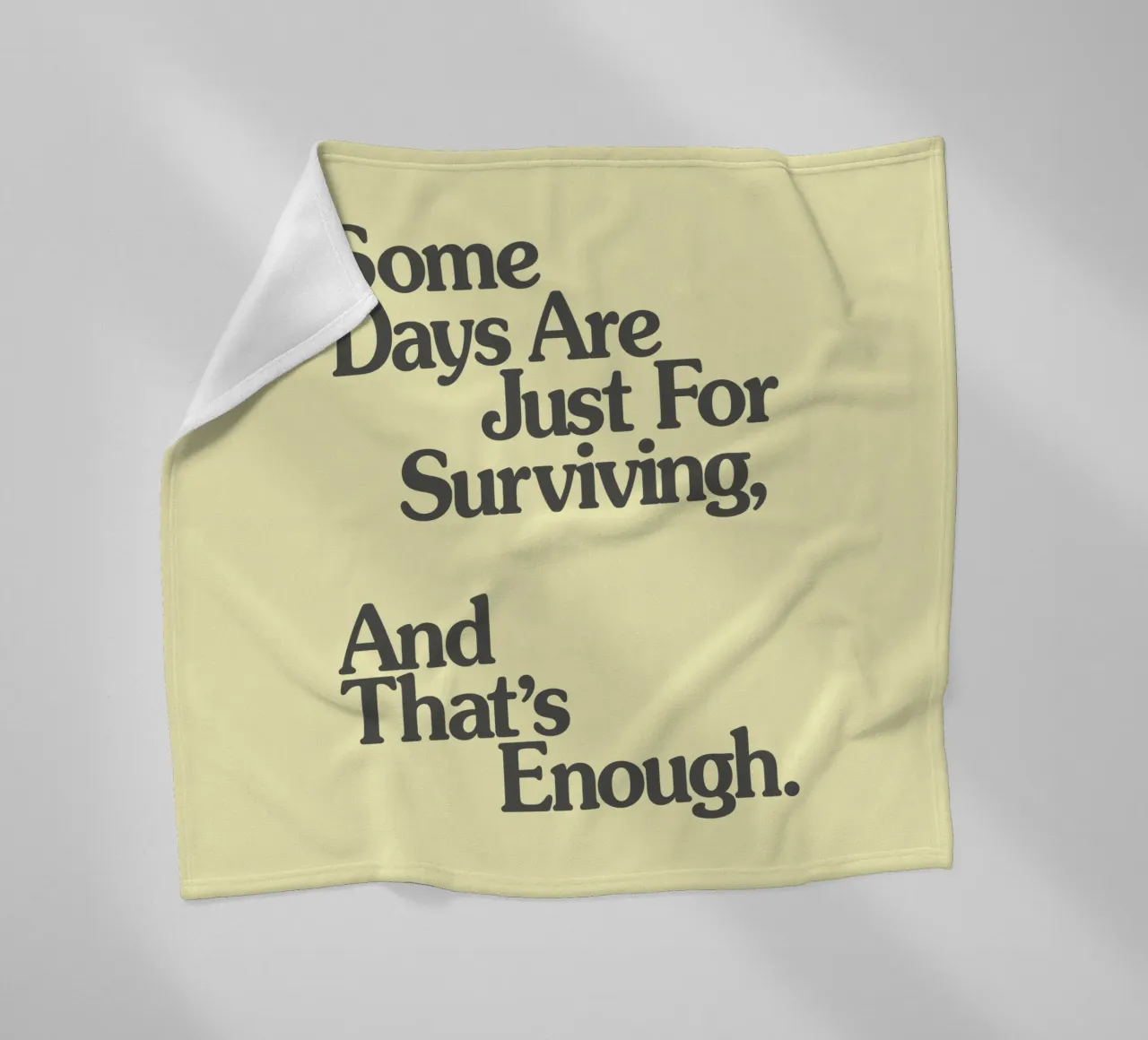 Alcuni giorni servono solo per sopravvivere, e questo è sufficiente. coperta in pile da THE MOTIVATED TYPE