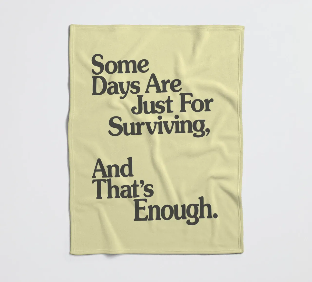 Alcuni giorni servono solo per sopravvivere, e questo è sufficiente. coperta in pile da THE MOTIVATED TYPE