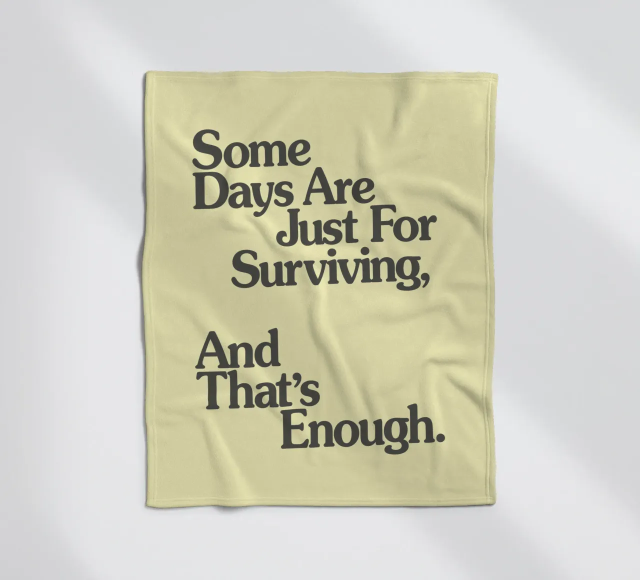 Alcuni giorni servono solo per sopravvivere, e questo è sufficiente. coperta in pile da THE MOTIVATED TYPE