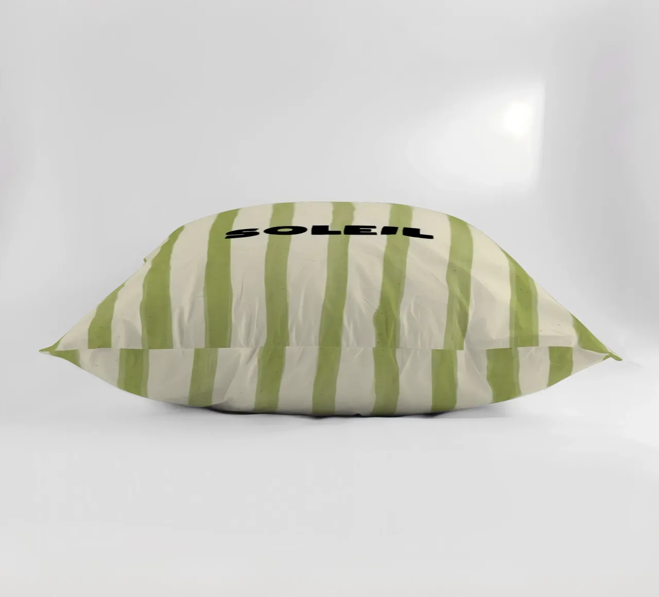 Soleil Typography cuscino da Attaboy Dsgn