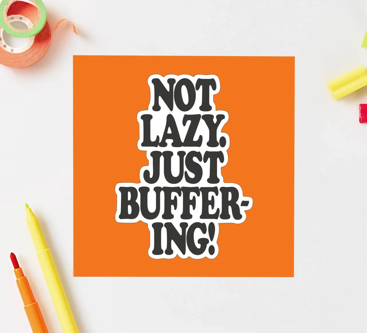 Not Lazy Just Buffering Funny ADHD Friendly Print autocollant de THE MOTIVATED TYPE