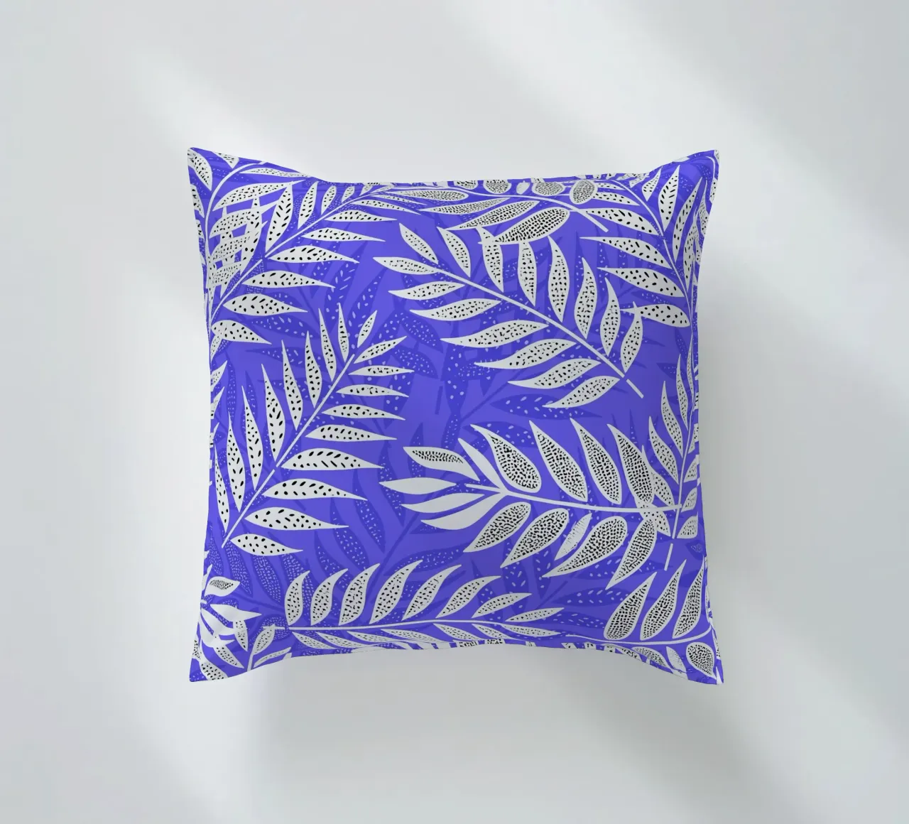 Foglie di palma tropicali blu e bianche cuscino da SilverPegasus