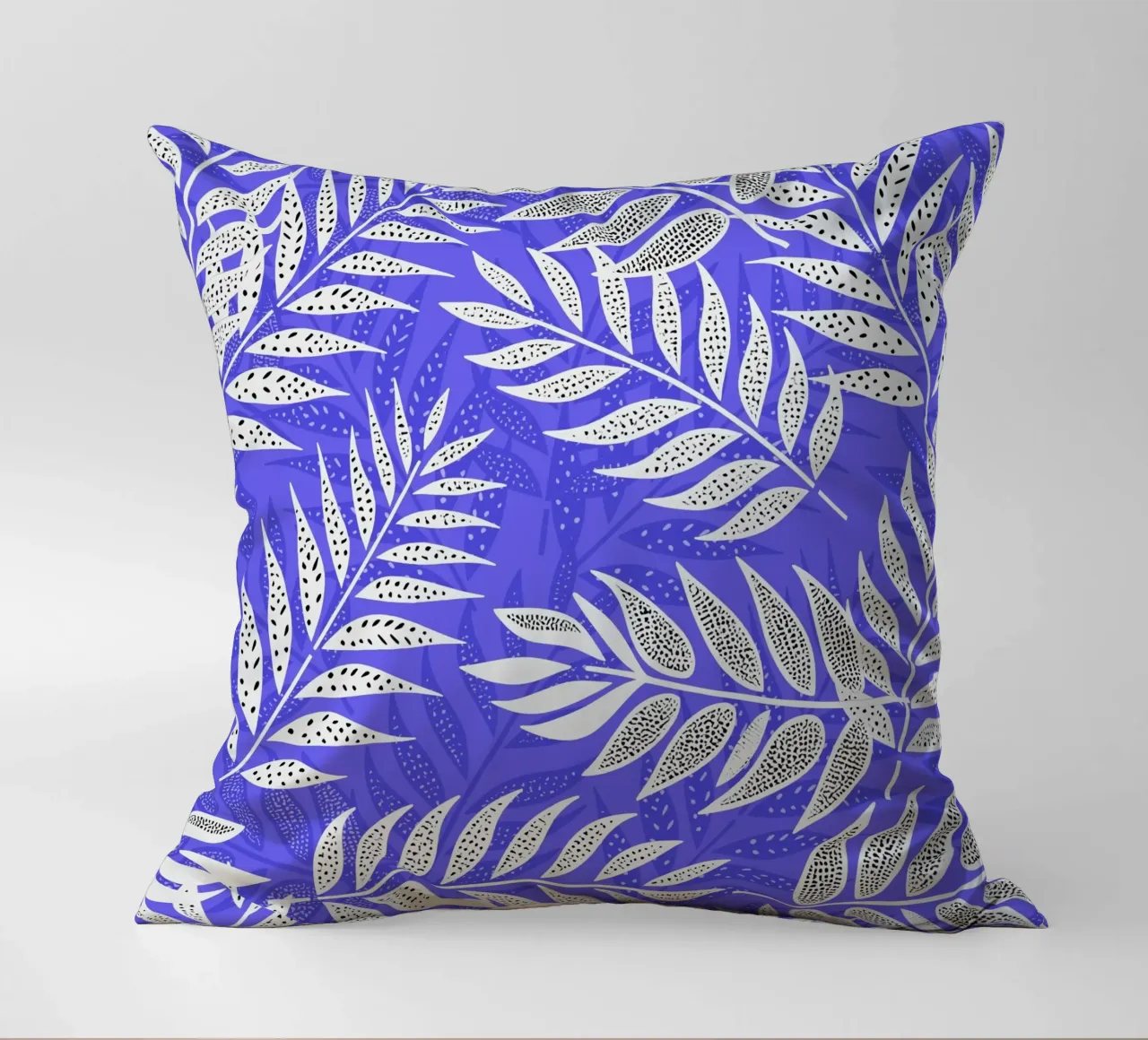 Foglie di palma tropicali blu e bianche cuscino da SilverPegasus