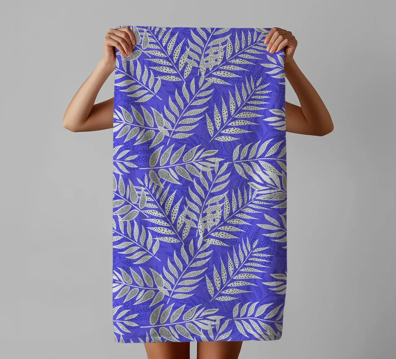 Foglie di palma tropicali blu e bianche asciugamano da bagno da SilverPegasus