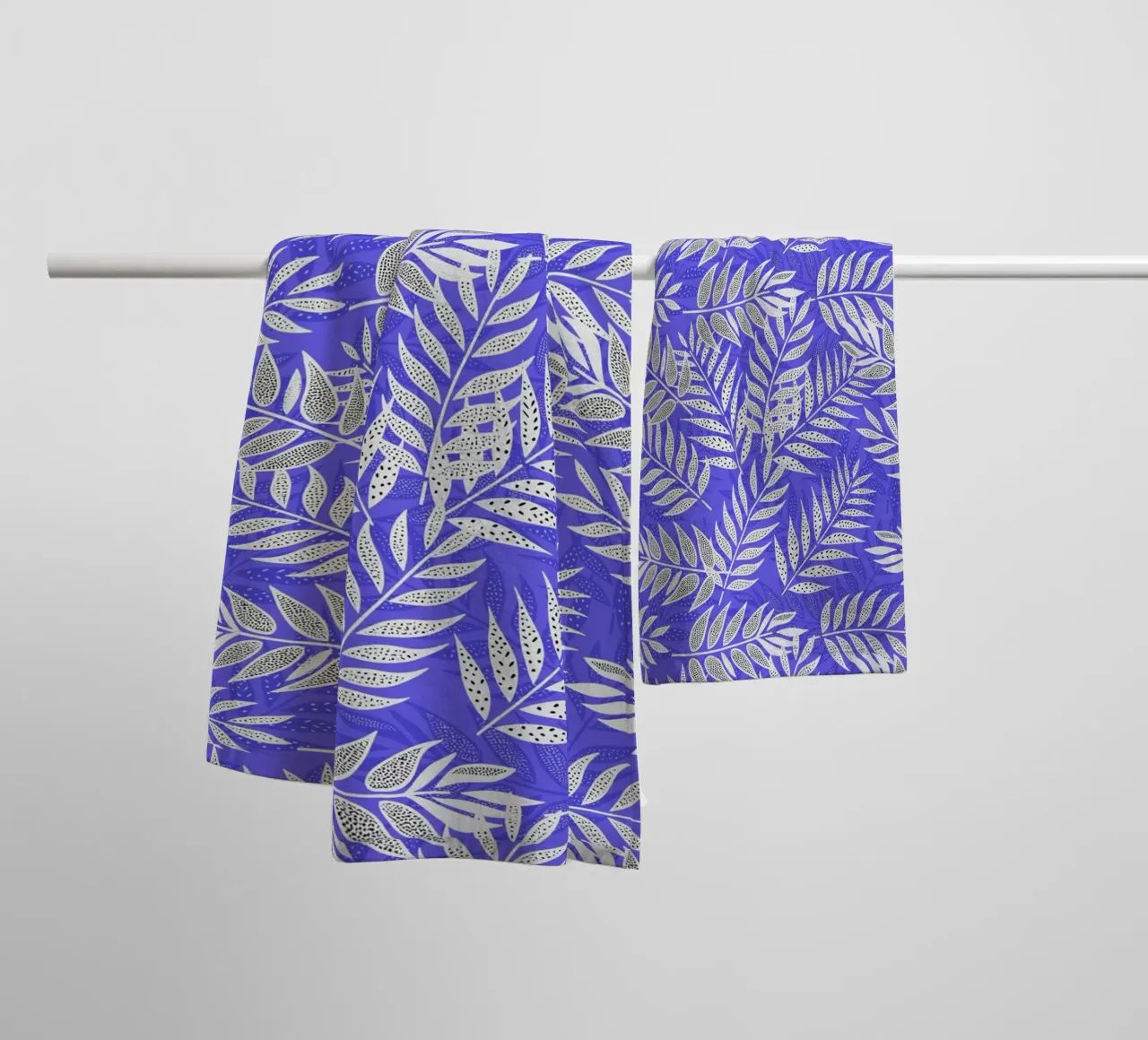 Foglie di palma tropicali blu e bianche asciugamano da bagno da SilverPegasus