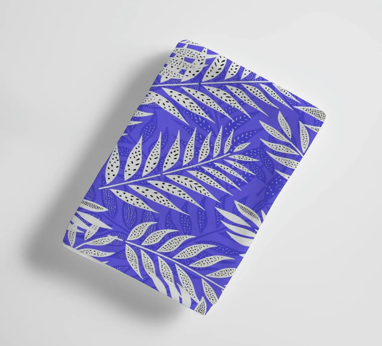 Foglie di palma tropicali blu e bianche asciugamano da bagno da SilverPegasus