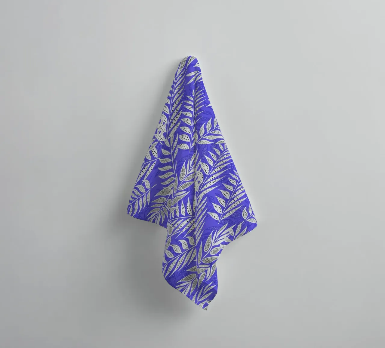 Foglie di palma tropicali blu e bianche asciugamano da bagno da SilverPegasus