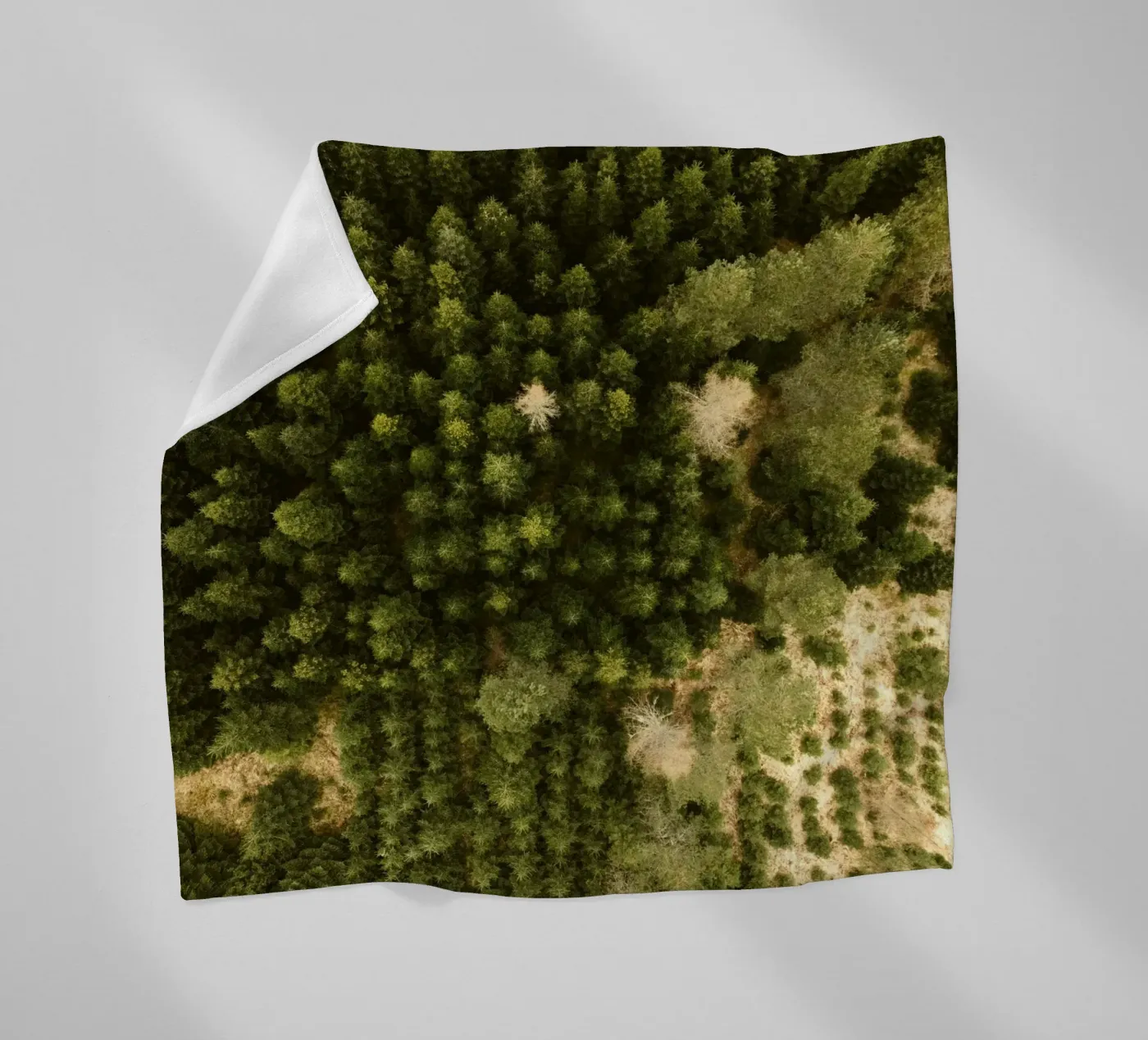 Waldbäume Fleecedecke von Earthly Visions