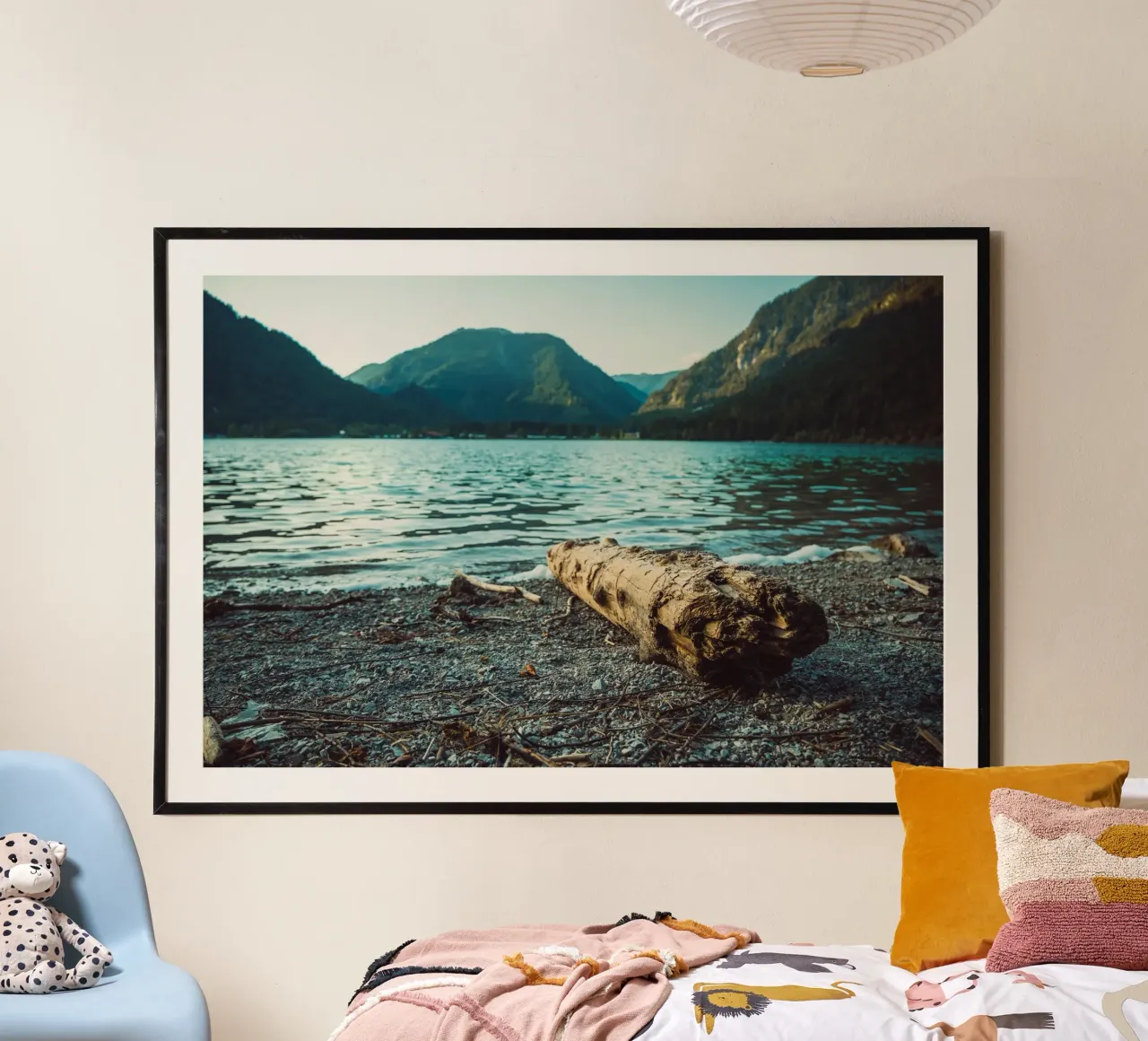 Vecchio tronco d'albero sulla riva del lago in un pittoresco paesaggio di montagna poster con telaio in plastica da Bold and Retro