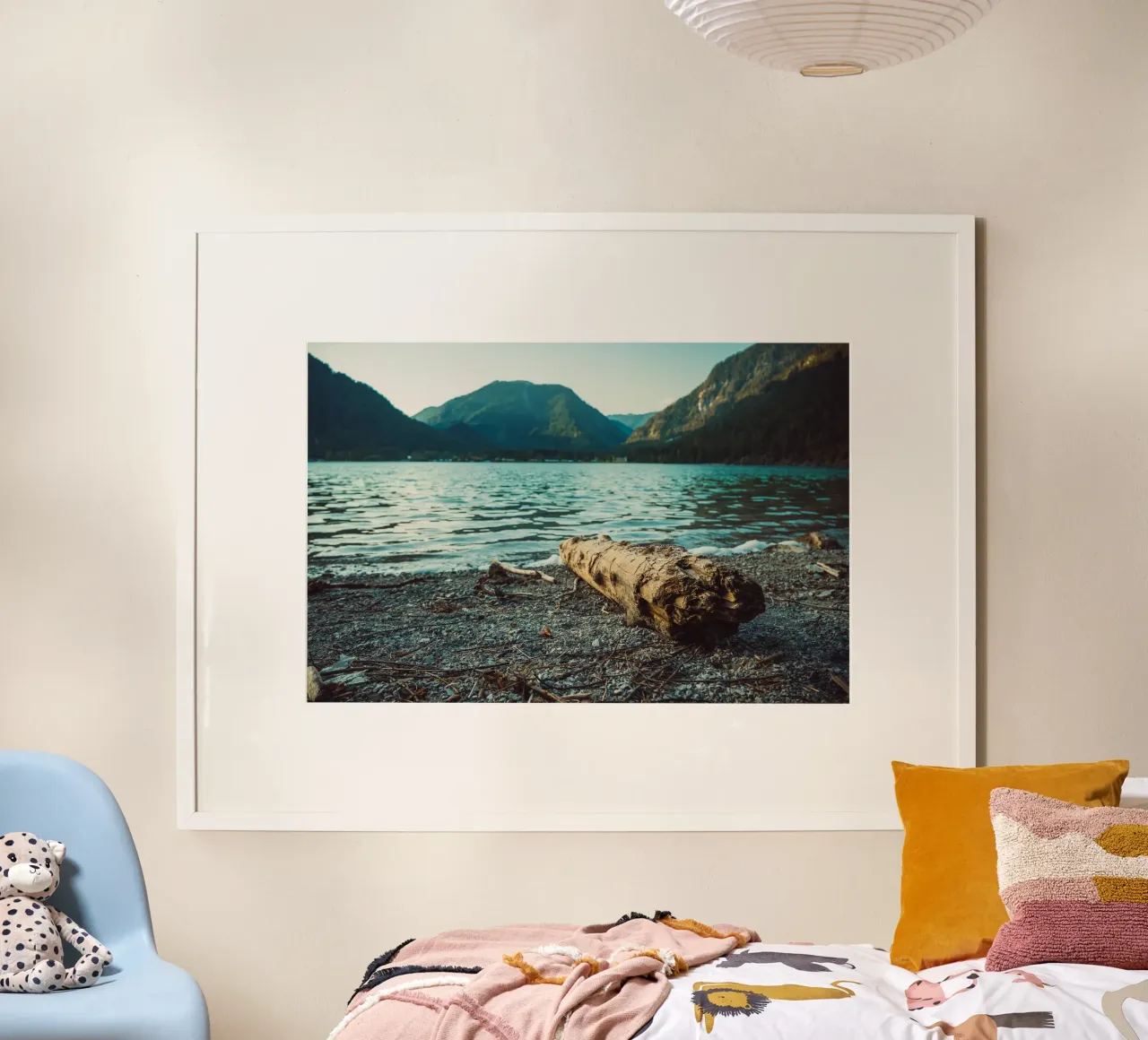 Vecchio tronco d'albero sulla riva del lago in un pittoresco paesaggio di montagna poster con telaio in plastica da Bold and Retro