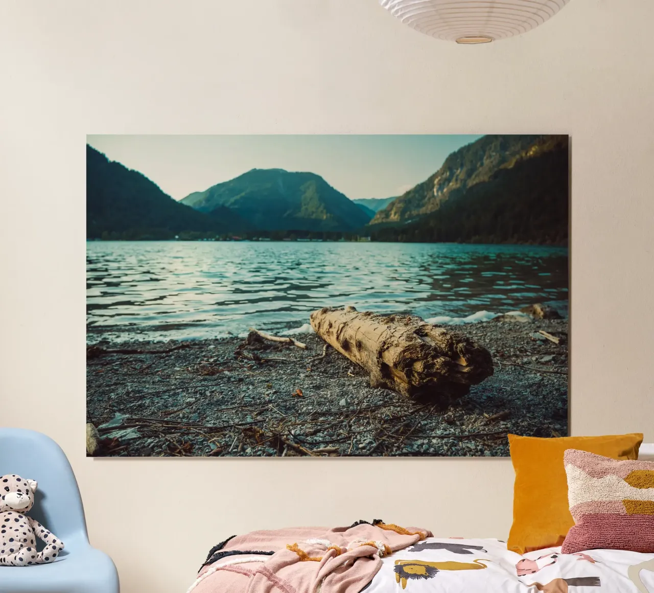 Vecchio tronco d'albero sulla riva del lago in un pittoresco paesaggio di montagna poster con telaio in plastica da Bold and Retro