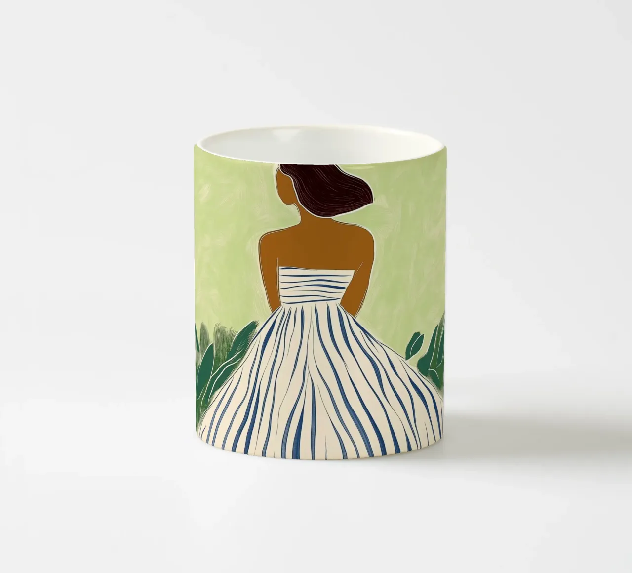 Donna elegante in abito a righe - Scena serena in giardino tazza in ceramica da vintagepod
