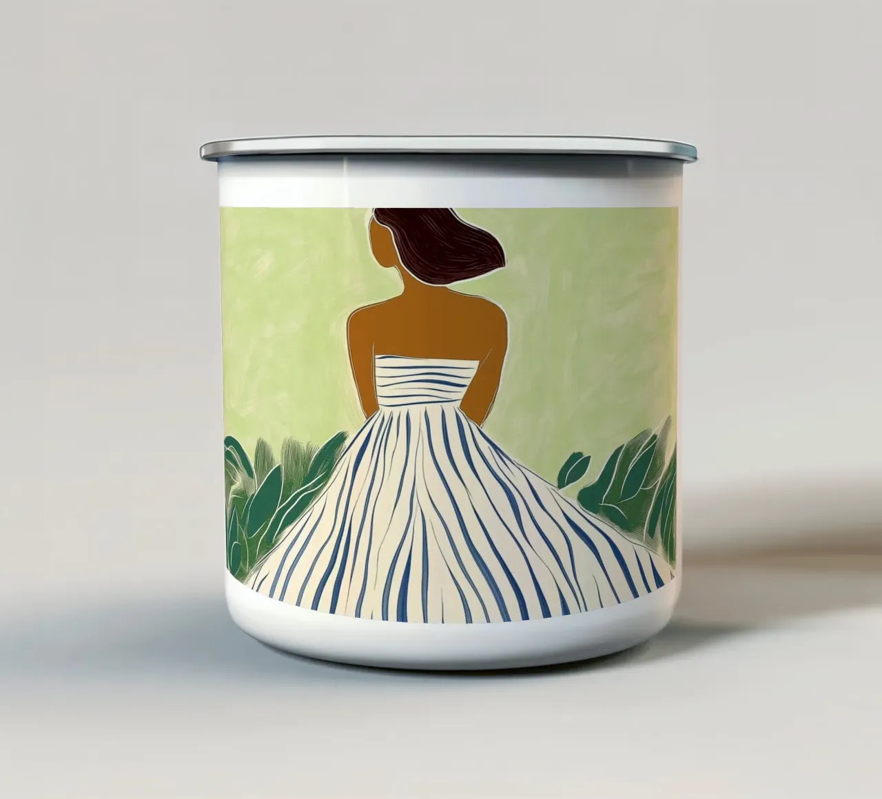Donna elegante in abito a righe - Scena serena in giardino tazza in smalto da vintagepod