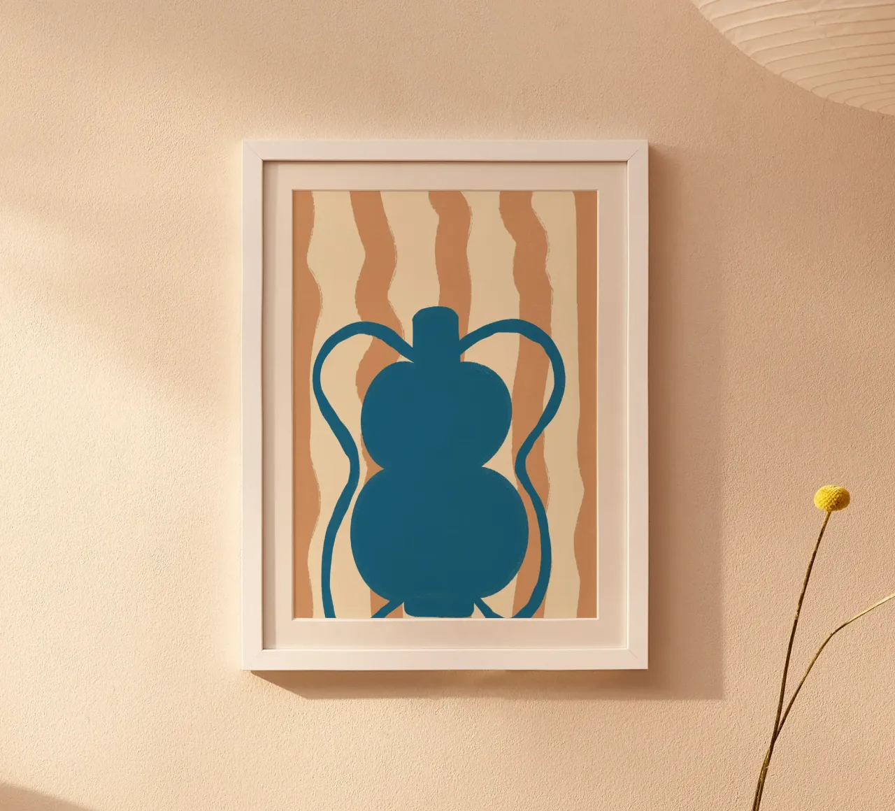 Abstrakte blaue Vase - Matisse inspirierte Töpferkunst Poster mit Aluminium Rahmen von vintagepod