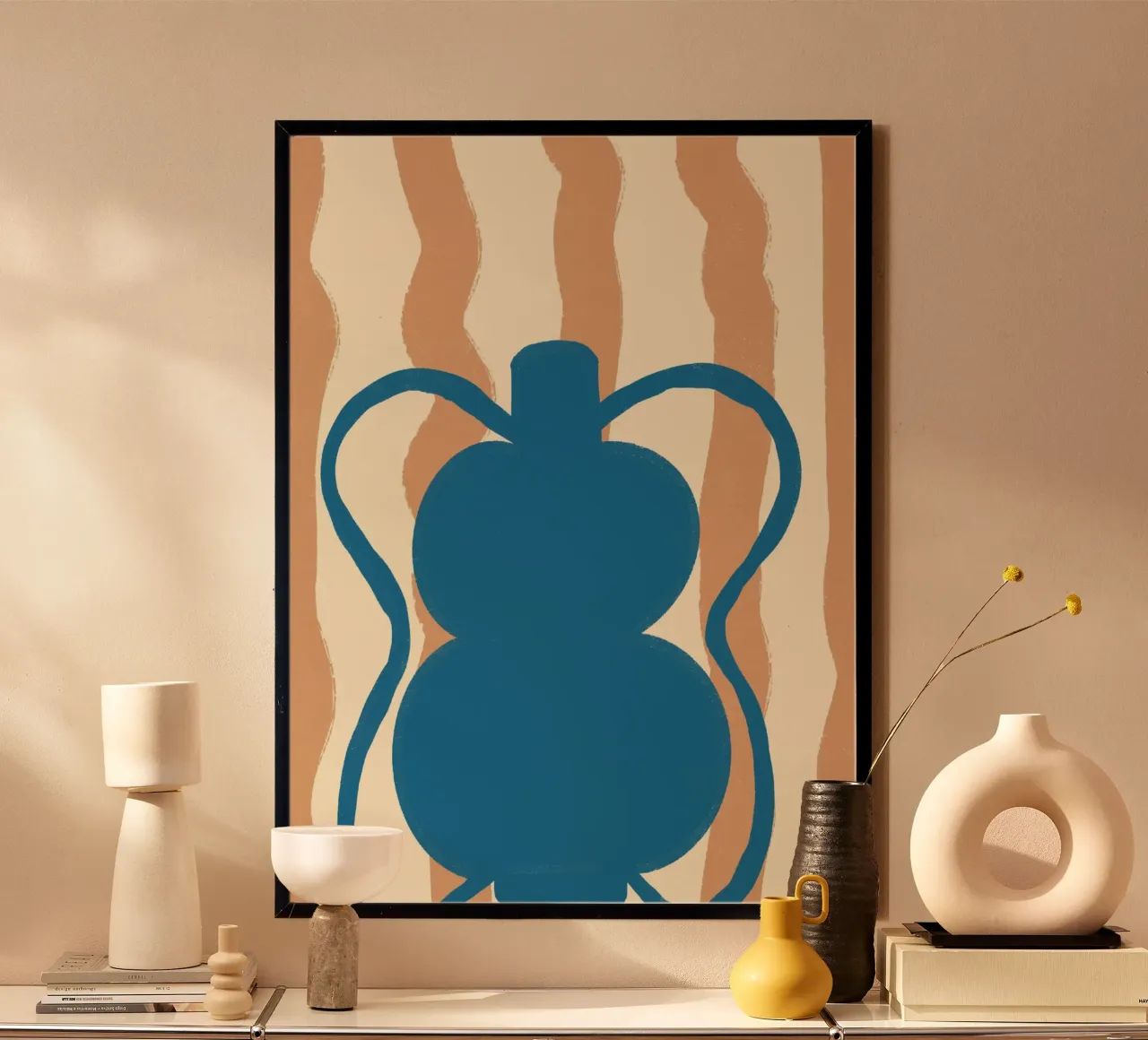Abstrakte blaue Vase - Matisse inspirierte Töpferkunst Poster mit Aluminium Rahmen von vintagepod