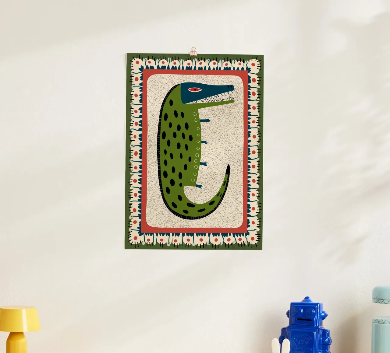 Folk Art Crocodile - Impression fantaisiste de reptile vert poster avec cadre en plastique de vintagepod