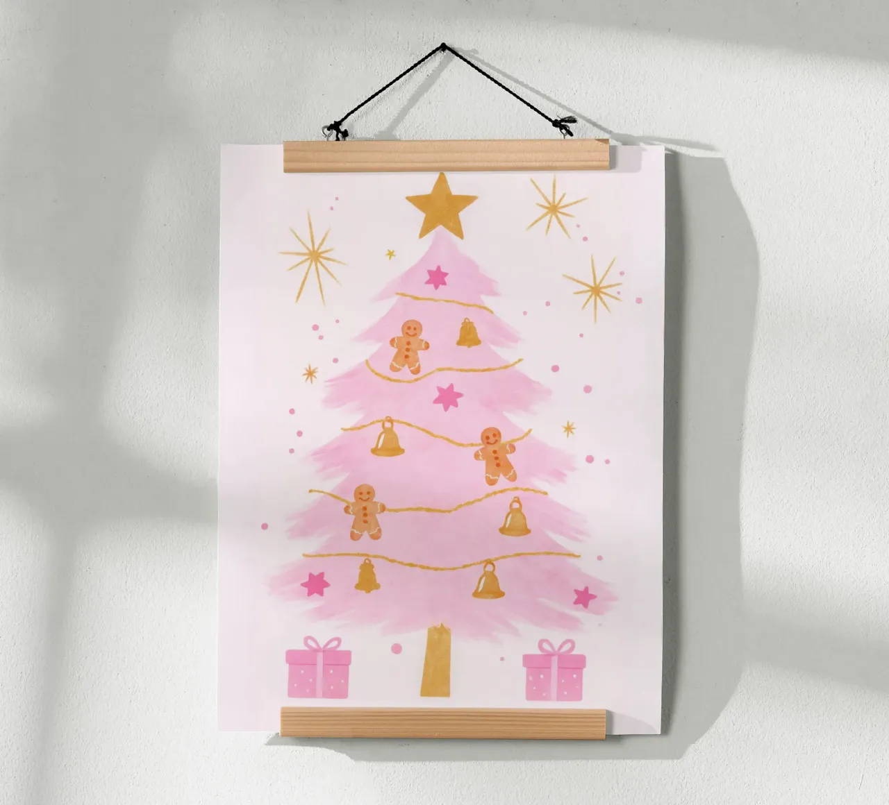 Preppy Coquette Albero di Natale rosa Stelle di pan di zenzero poster con telaio in legno da Gentle Echoes Art