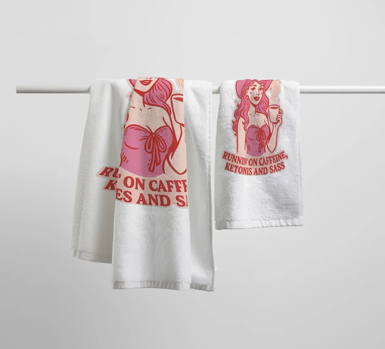 Runnin on Caffeine, Ketones and Sass asciugamano da bagno da Taika Tori Art