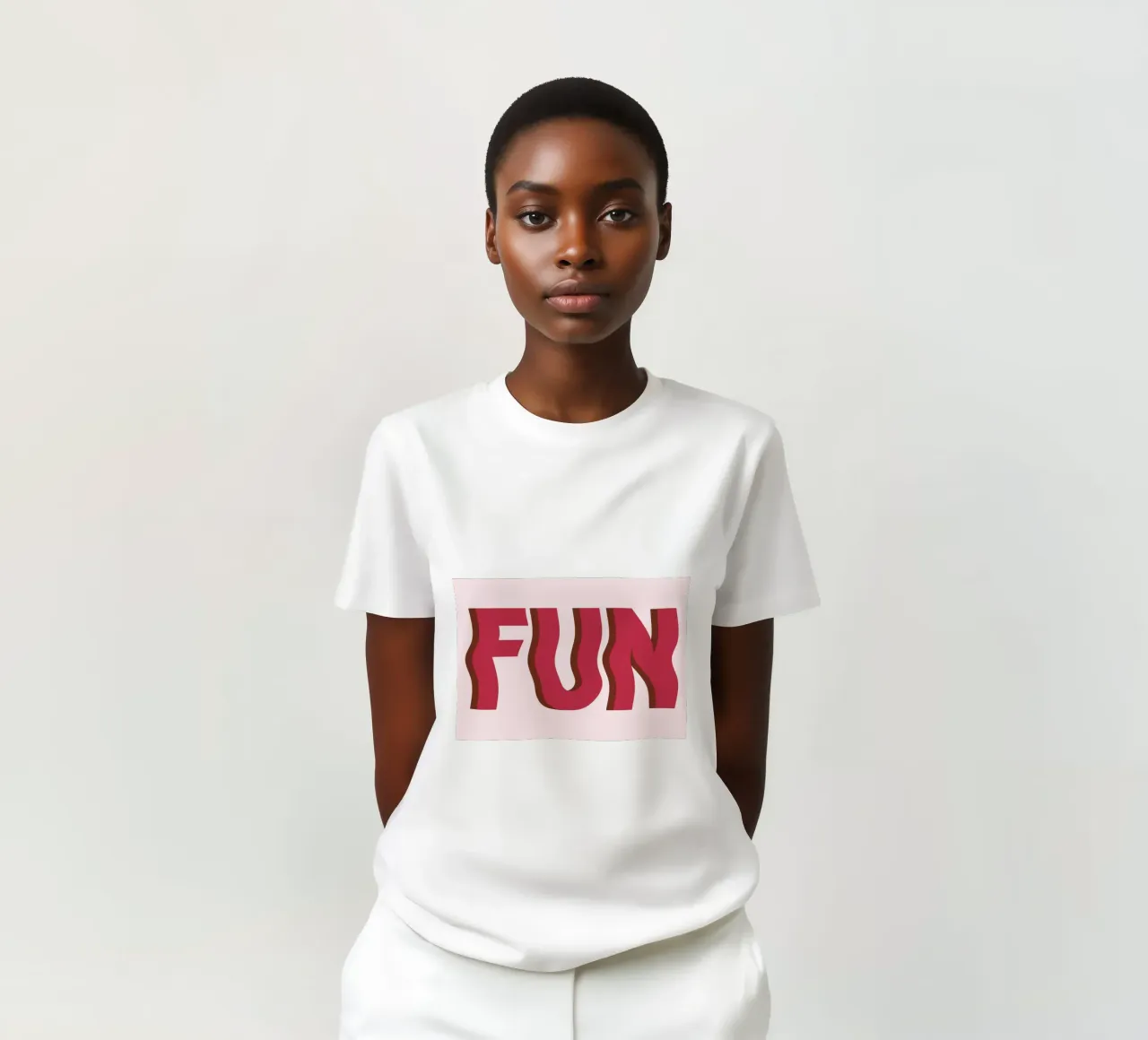 FUN. Bold Wavy Red Typographic Minimalist Print (Typographie rouge audacieuse et ondulée) t-shirt de homdeco