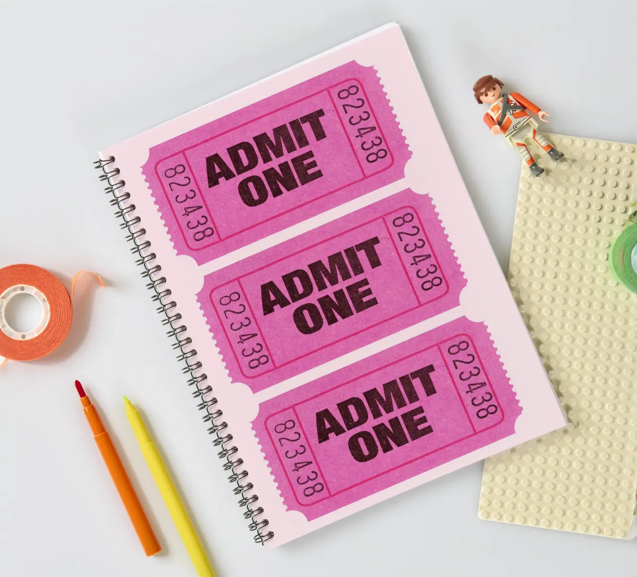 Admit One Pink Retro Ticket Pop Art Print carnet à spirale de homdeco