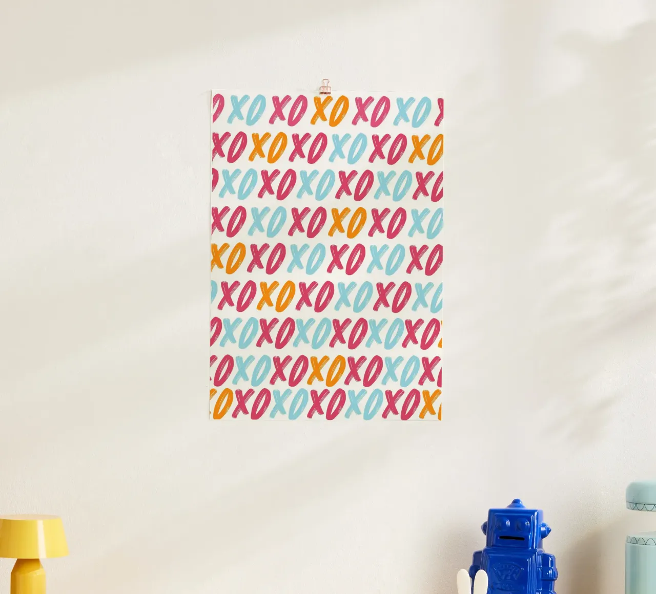 XOXO Liebe-Muster: Kühnes Pop-Art-Muster in Rot, Blau und Orange Poster von homdeco