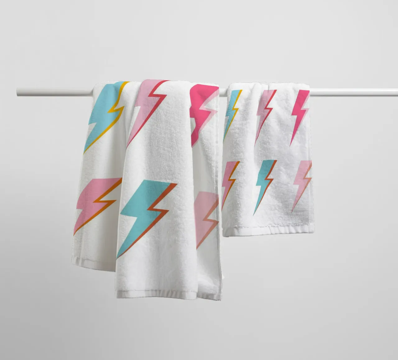Lightning Bolt Pop Art: Vibrazioni elettriche pastello retrò asciugamano da bagno da homdeco