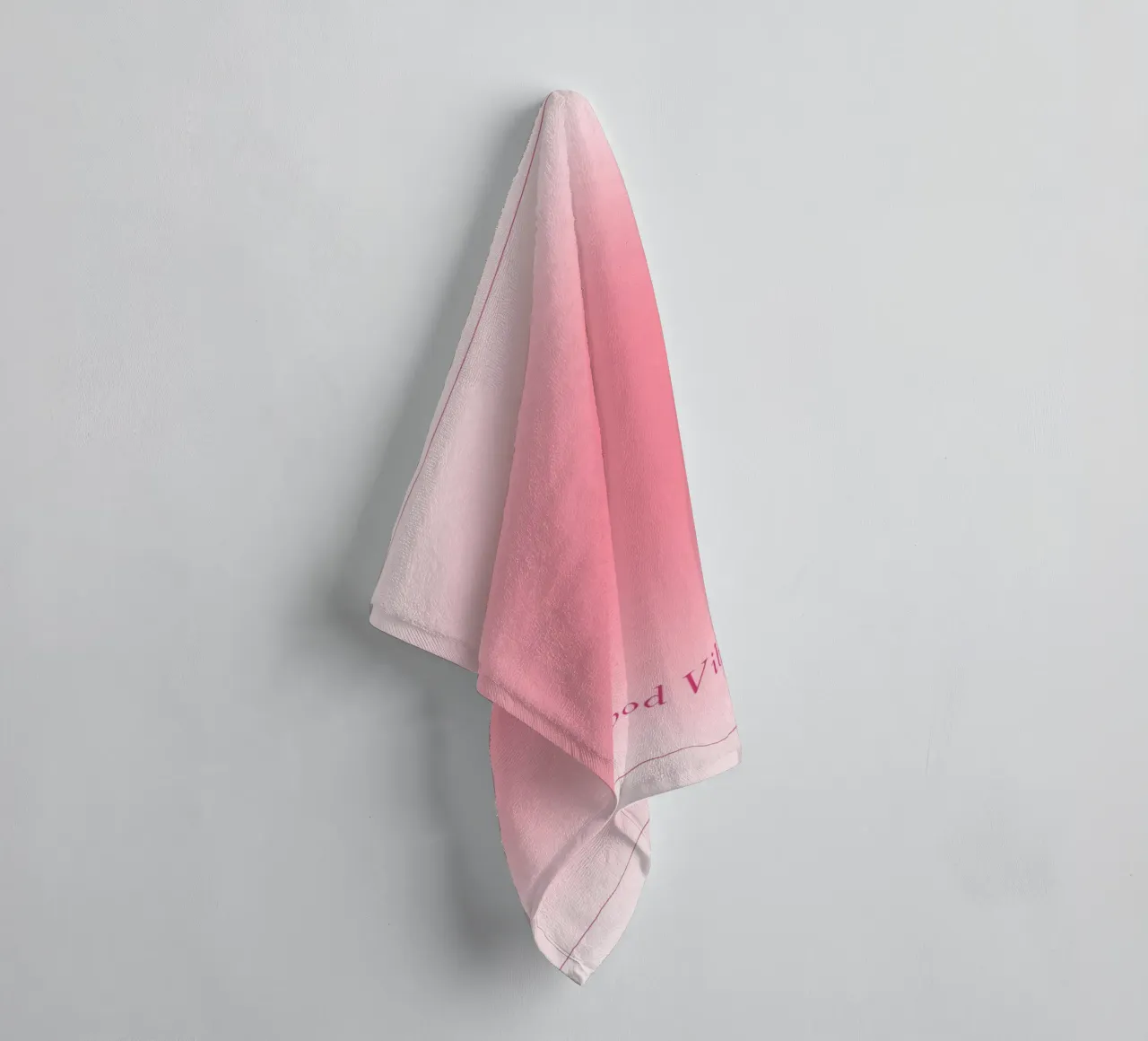 Good Vibes Aura: Helderroze Verloop Esthetische Print badhanddoek van homdeco