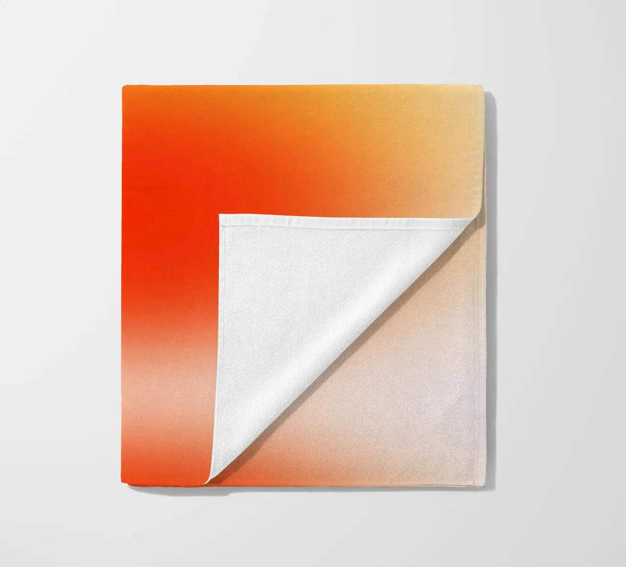 Sunset Aura: Abstracte kunstdruk met warm kleurverloop strandhanddoek van homdeco