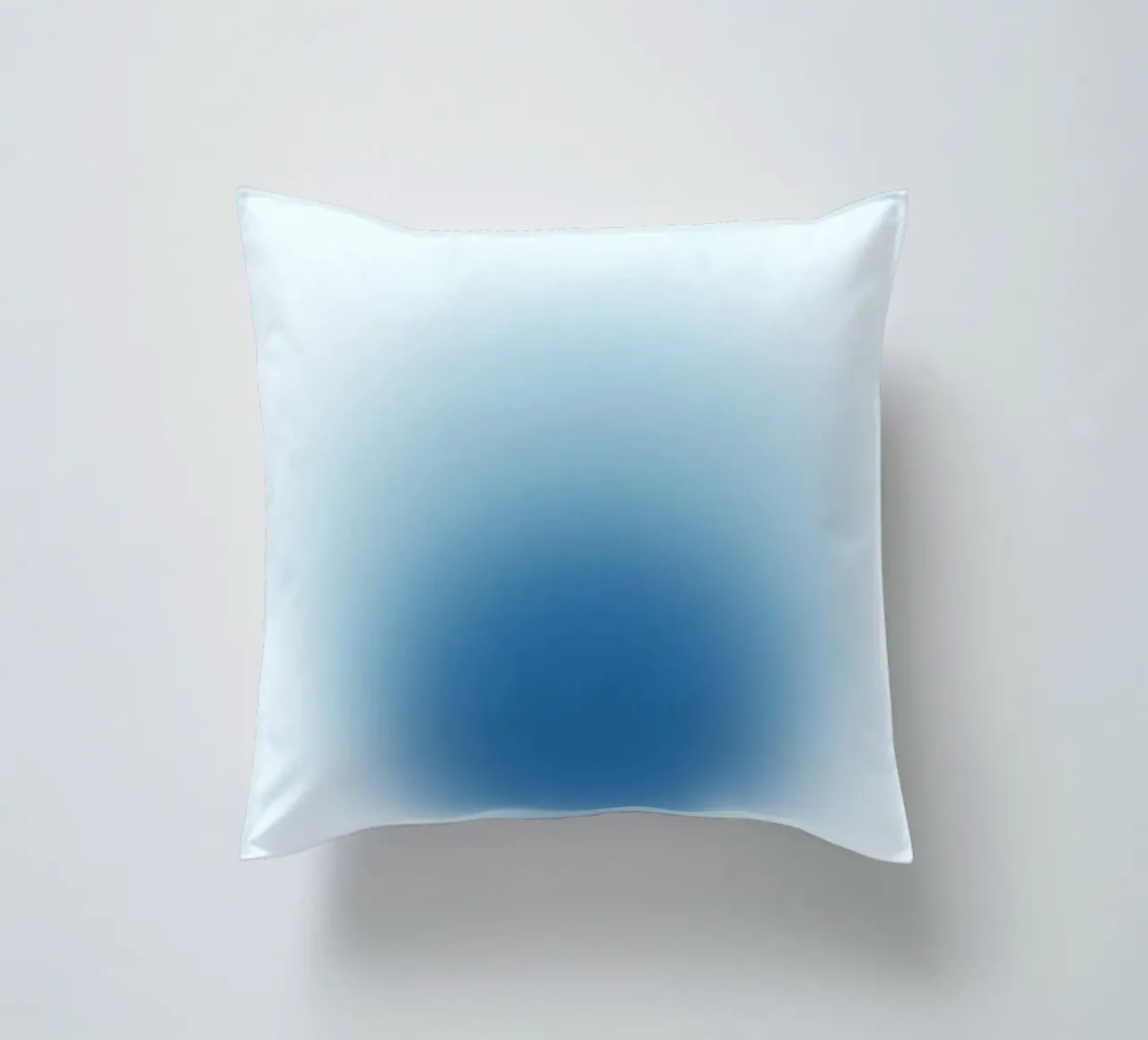 Ocean Aura: Diep Blauw Gradiënt Abstracte Kunstdruk kussen van homdeco