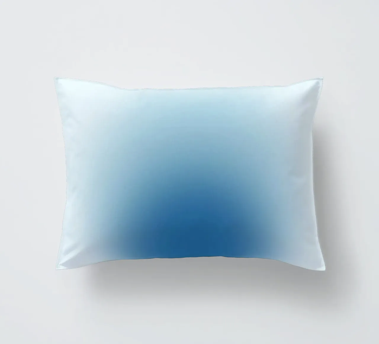 Ocean Aura: Diep Blauw Gradiënt Abstracte Kunstdruk kussen van homdeco
