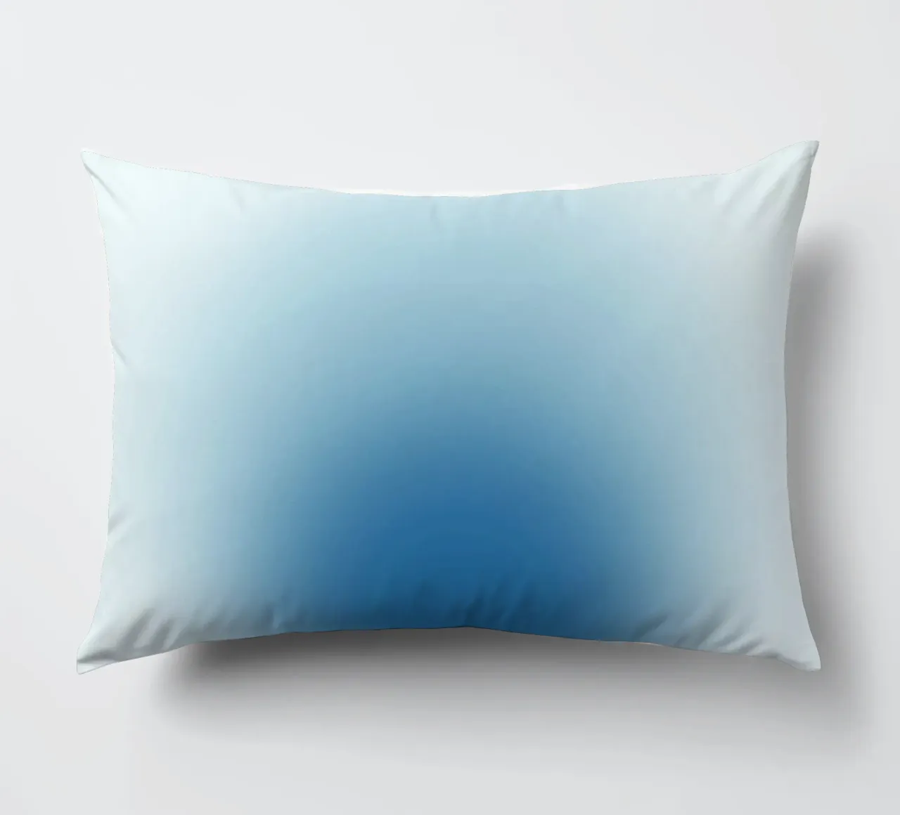 Ocean Aura: Diep Blauw Gradiënt Abstracte Kunstdruk kussen van homdeco