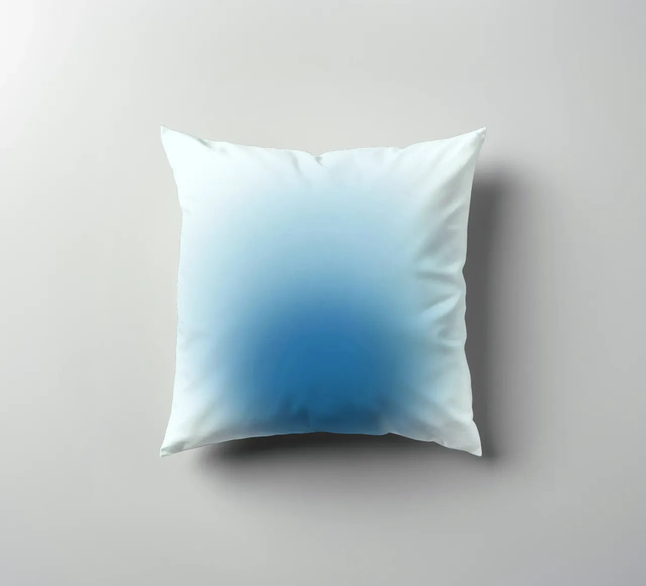 Ocean Aura: Diep Blauw Gradiënt Abstracte Kunstdruk kussen van homdeco