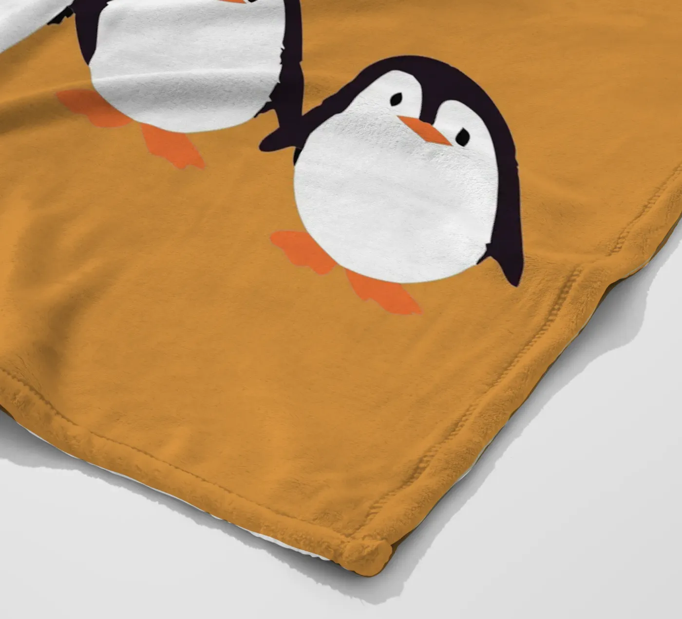 Fünf Pinguine Fleecedecke von TRENDY POSTER SHOP