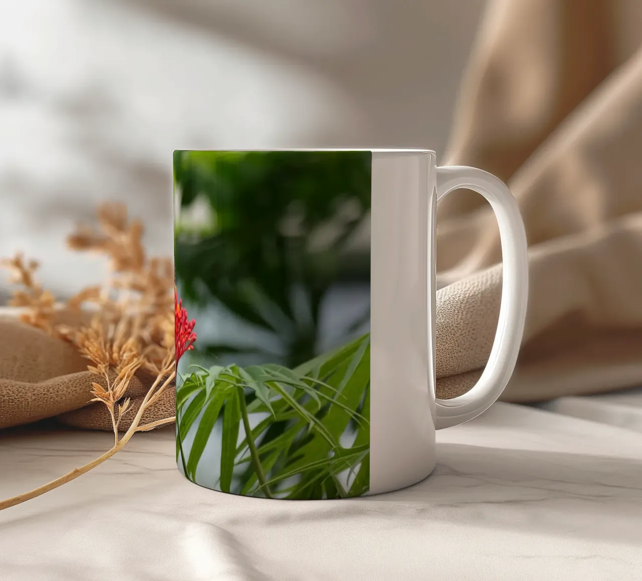 Farfalle cornacchie comuni che si radunano su un fiore rosso tazza in ceramica da byrieneke