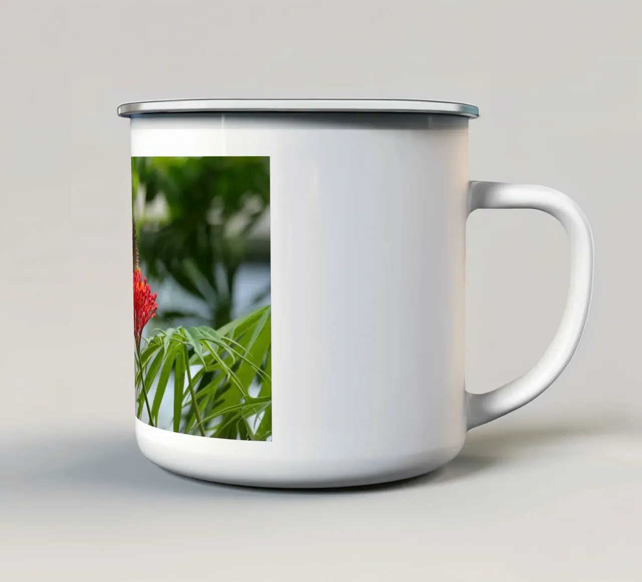 Farfalle cornacchie comuni che si radunano su un fiore rosso tazza in smalto da byrieneke