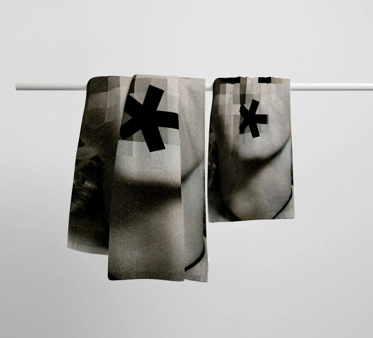 Retro Pop Emoticons Marilyn Handtuch von Butcher Billy