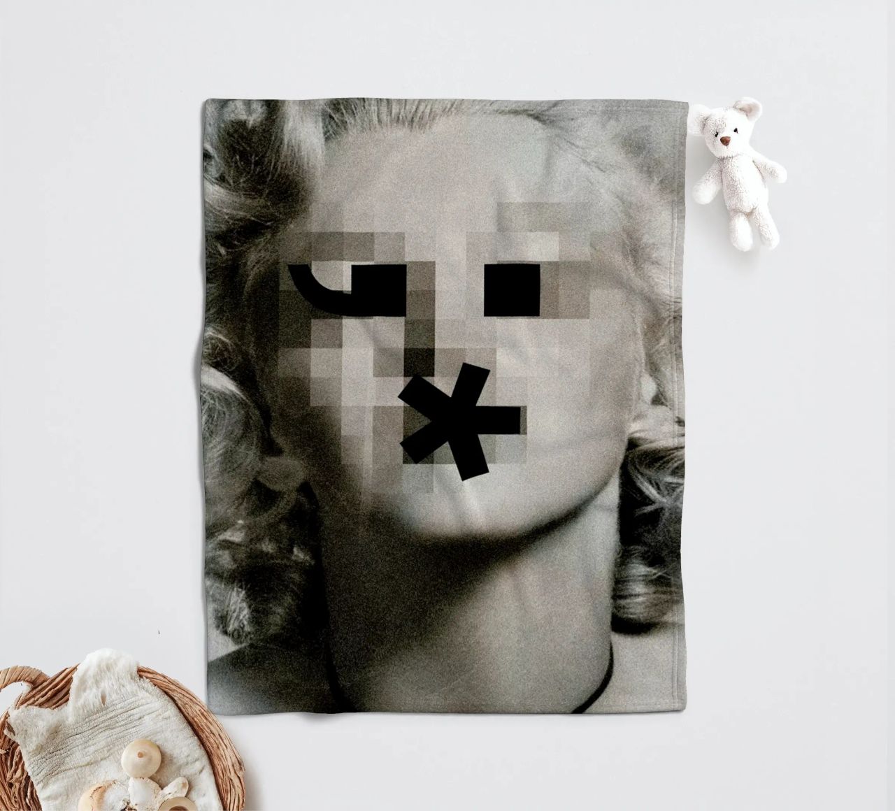Retro Pop Emoticons Marilyn Fleecedecke von Butcher Billy