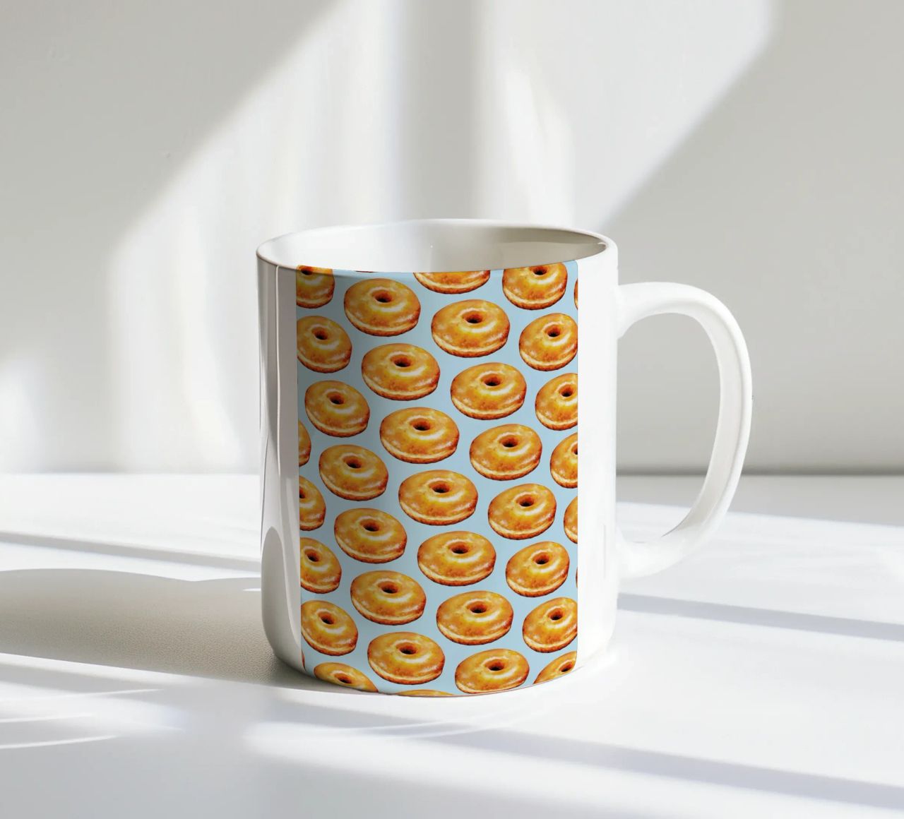 Glazed Doughnut Pattern tazza in ceramica da Kelly Gilleran