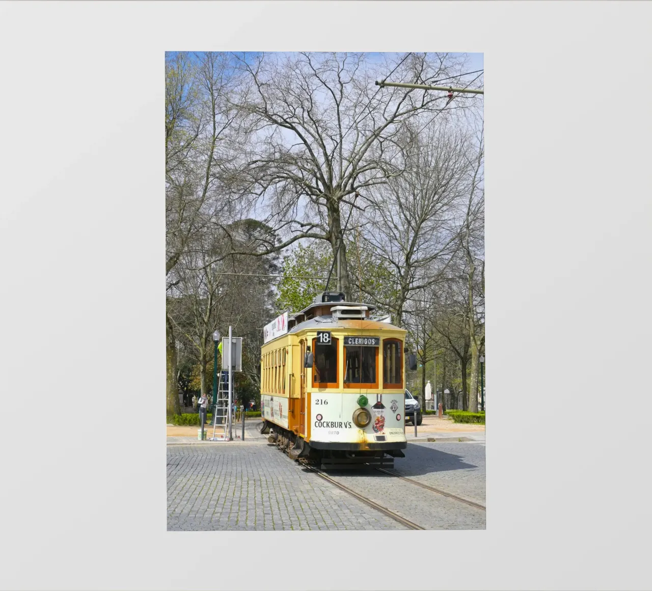 Tram giallo d'epoca a Porto pellicola backlit da byrieneke