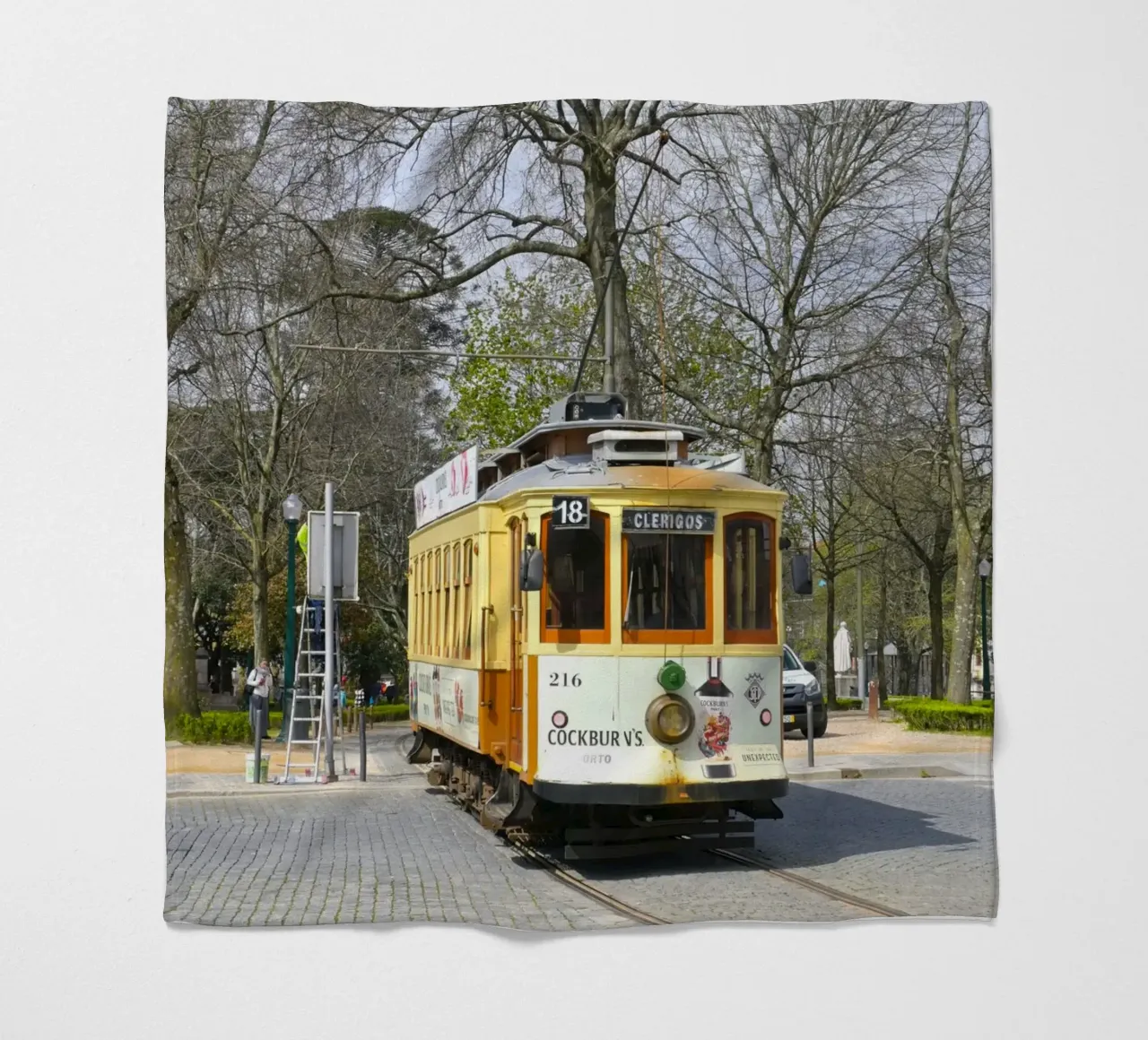 Tram giallo d'epoca a Porto coperta in pile da byrieneke