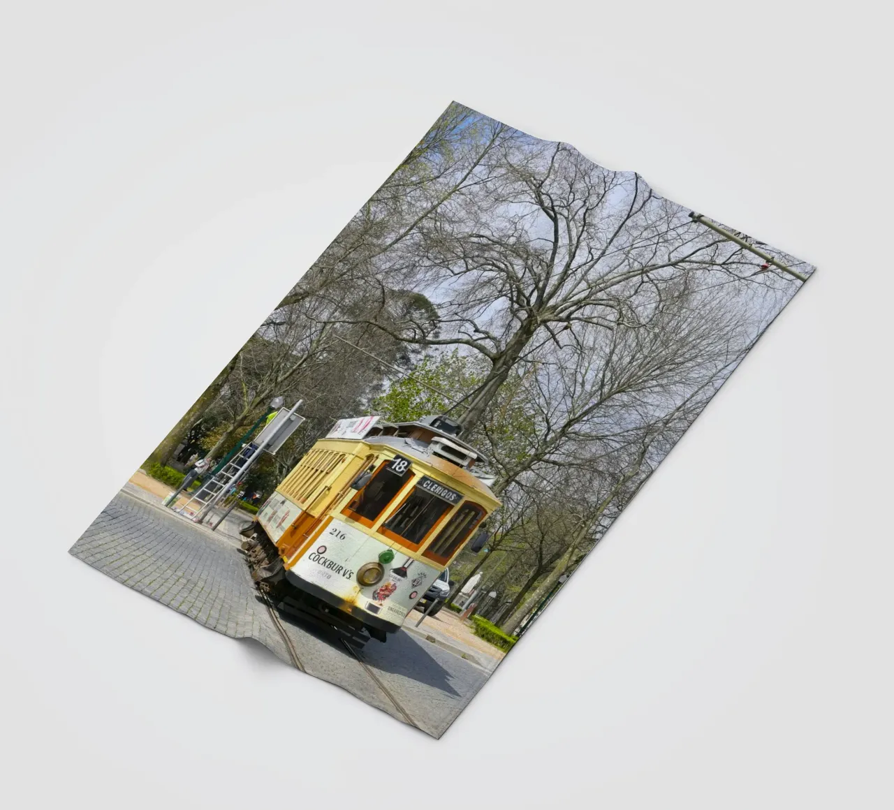Tram giallo d'epoca a Porto coperta in pile da byrieneke