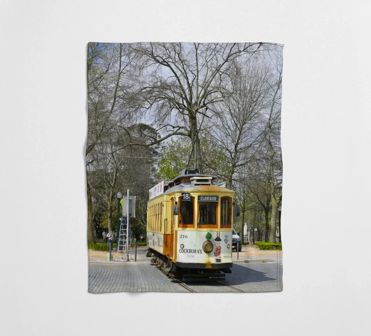 Tram giallo d'epoca a Porto coperta in pile da byrieneke