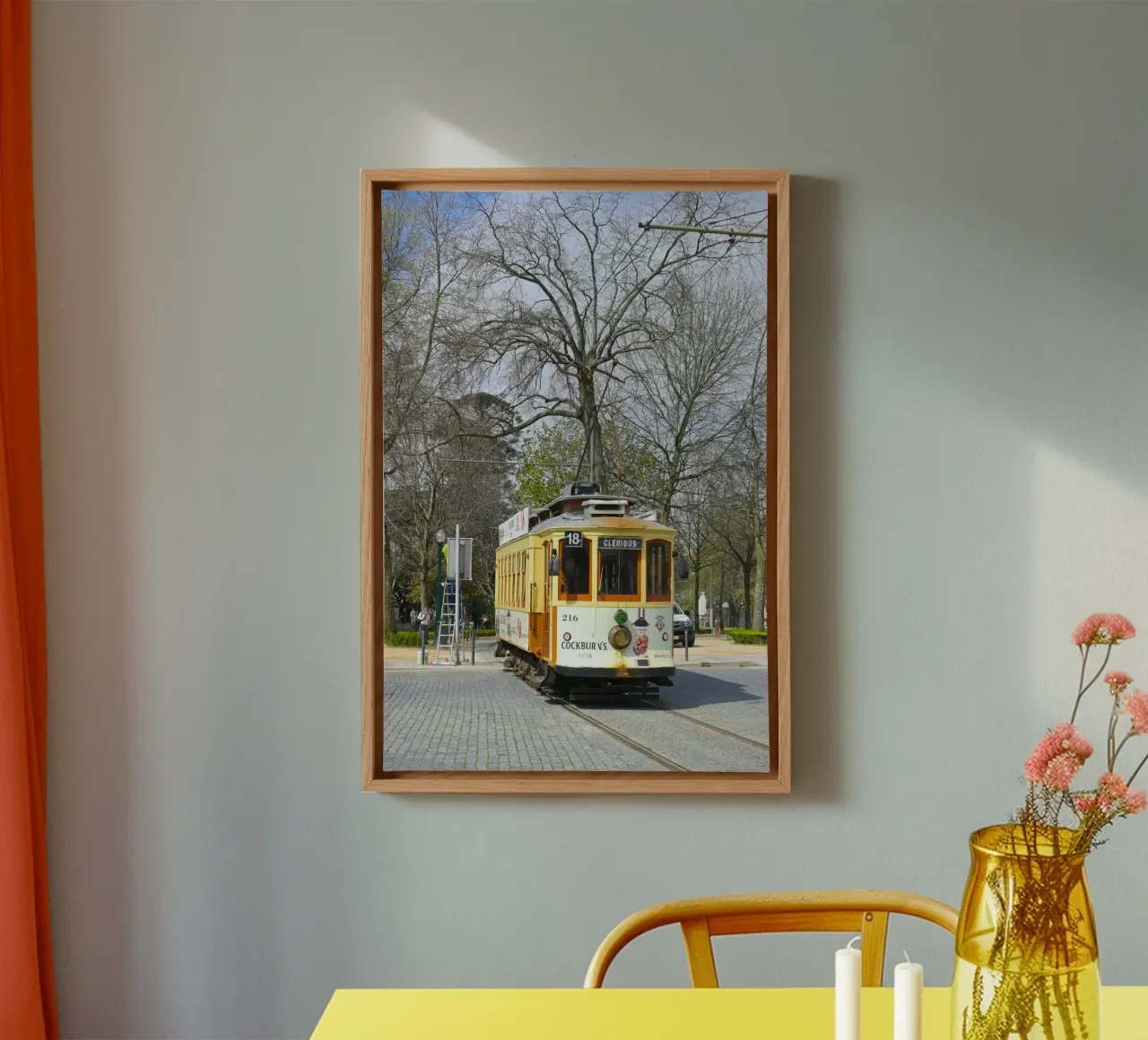 Oude gele tram in Porto canvas met Baklijst van byrieneke