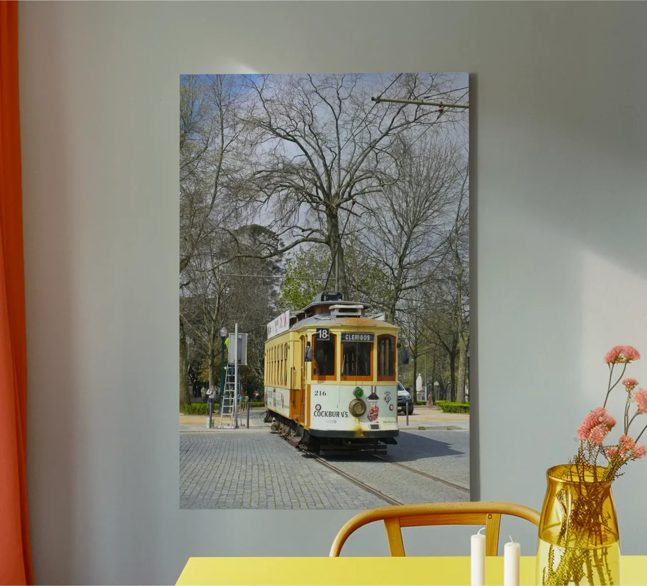 Oude gele tram in Porto canvas met Baklijst van byrieneke