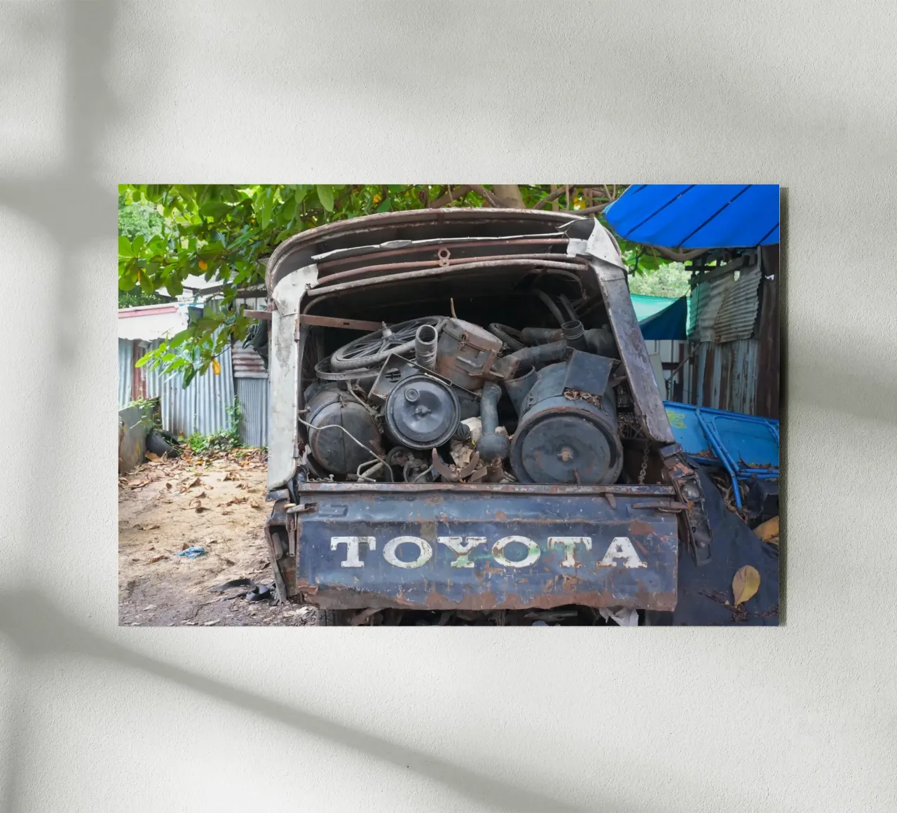Verroeste Toyota vrachtwagen in Talat Noi Bangkok aluminium-dibond van byrieneke