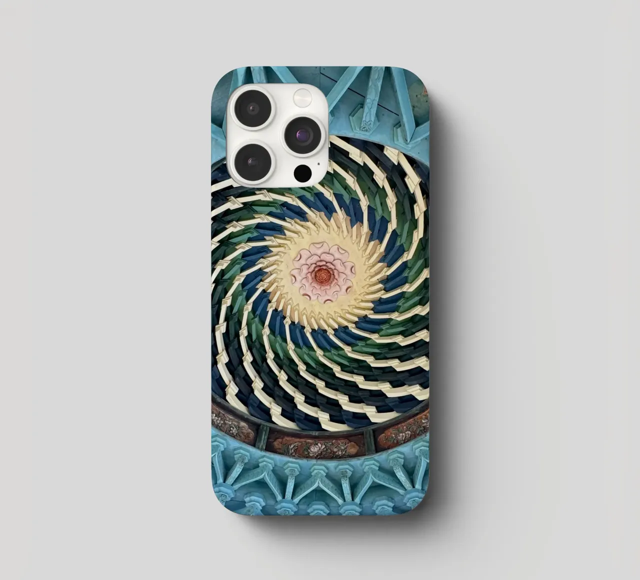 Lebendiges Spiralmuster an der Decke eines japanischen Tempels iPhone Hülle von byrieneke