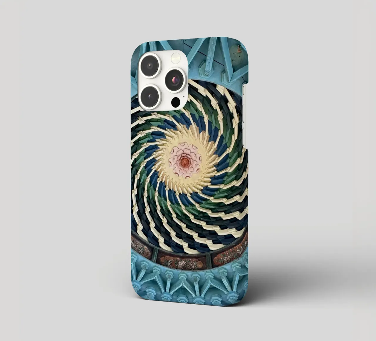 Lebendiges Spiralmuster an der Decke eines japanischen Tempels iPhone Hülle von byrieneke