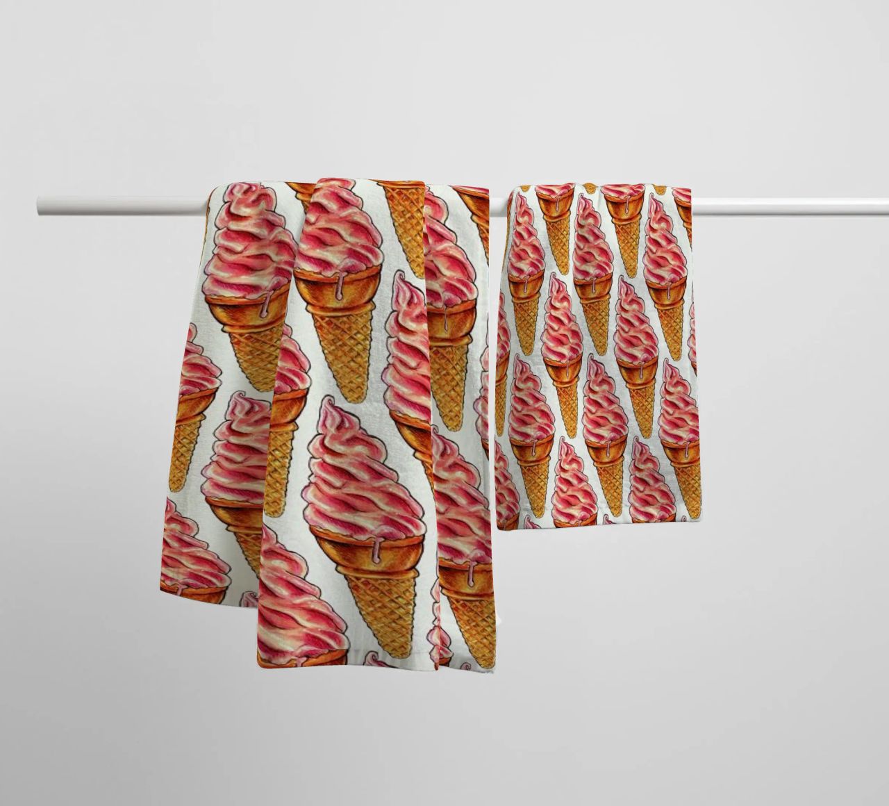 Strawberry Soft Serve Pattern asciugamano da bagno da Kelly Gilleran