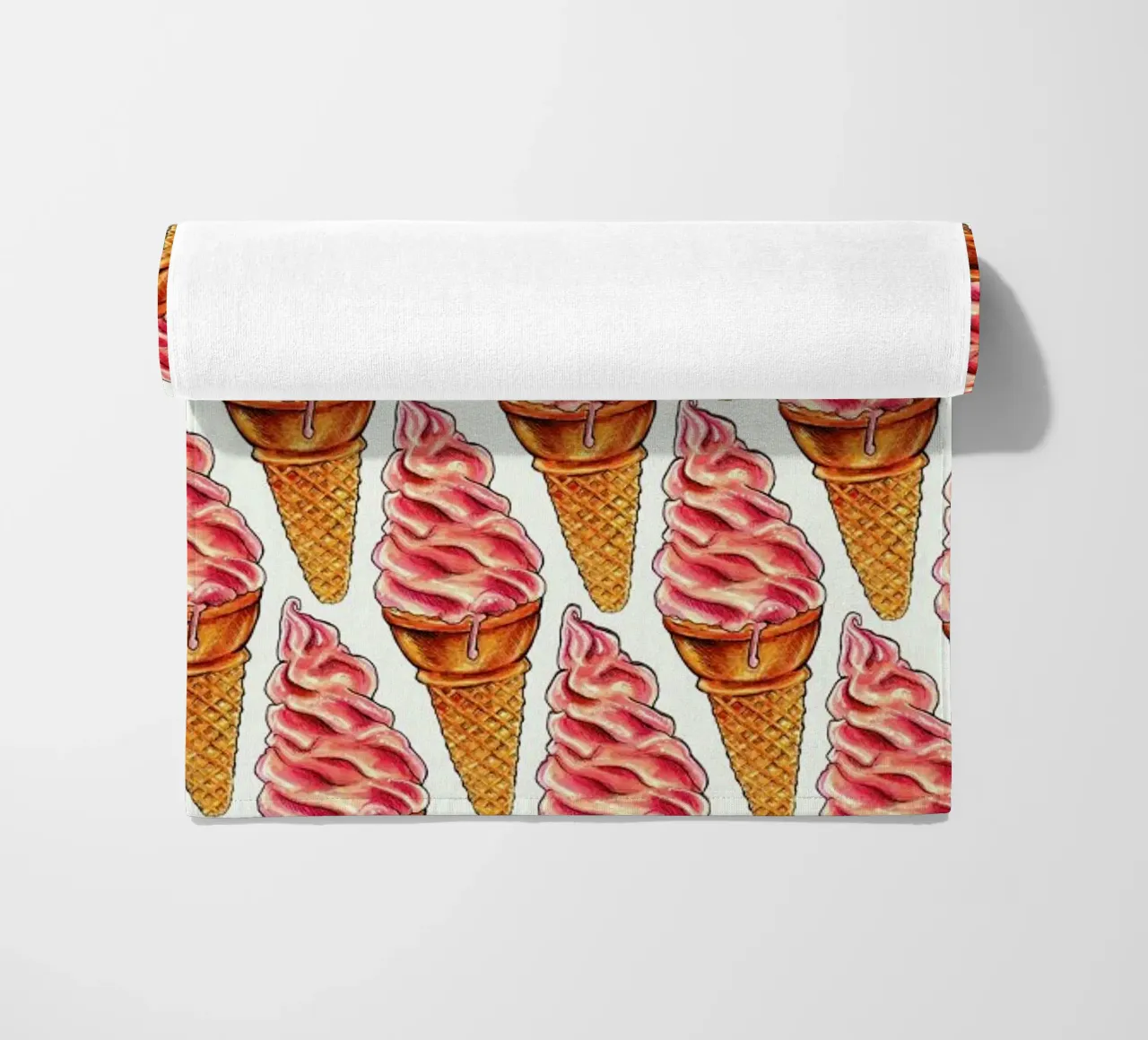 Strawberry Soft Serve Pattern serviette de plage de Kelly Gilleran